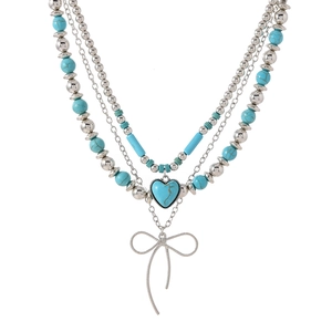 Detailopname van bohemien gelaagde turquoise kralenketting met hart en strikhangers
