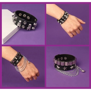 Bracciali punk in pelle con borchie a teschio argento e catene metalliche pendenti