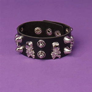 Bracciale punk anni 70 80 in pelle nera con teschio e borchie argentate lucide