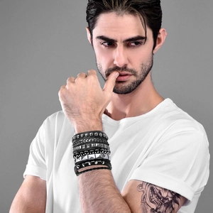 Set di 4 bracciali punk multistrato da uomo in pelle nera con punte metalliche argentate