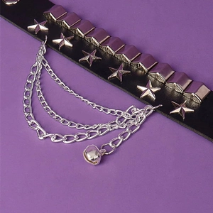 Choker punk in pelle con borchie a stella, catene d'argento a strati e un piccolo campanello