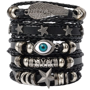 Bracelet multicouche en cuir vintage avec breloques tête de mort et détail œil bleu