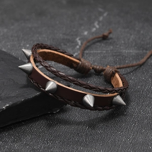 Bracelet en cuir double couche pour homme avec rivets en métal argenté et cordon réglable