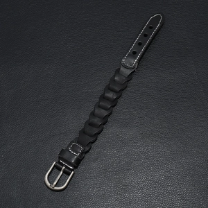 Bracciale vintage in pelle nera con design a onde, cuciture bianche e fibbia in metallo