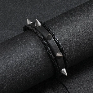 Bracelet cuir tressé noir pour homme avec pointes métalliques argentées style punk