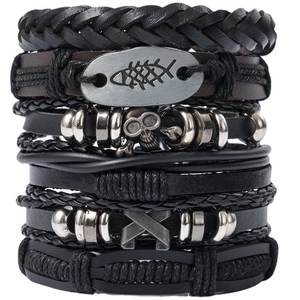 Détails de bracelets multicouches en cuir noir avec pendentifs tête de mort et arête