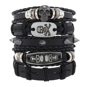 Detailansicht Herren Lederarmband im Mehrschicht-Look mit Totenkopf und Metallnieten