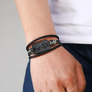 Bracelet multicouche en cuir tressé avec plaque métallique gravée LOVE pour homme