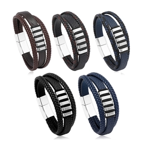 Détail de cinq bracelets en cuir tressé multicouches avec fermoirs magnétiques de couleurs variées
