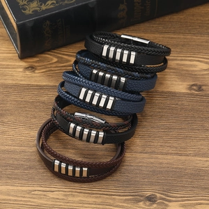 Détail de bracelets multicouches en cuir tressé pour hommes avec fermoir magnétique