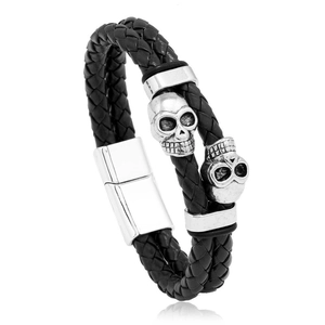Bracelet punk en cuir tressé noir avec deux têtes de mort et fermoir magnétique