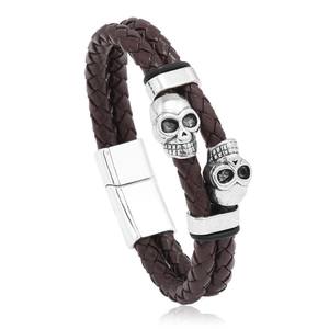 Bracelet punk en cuir tressé marron avec têtes de mort en argent et fermoir magnétique