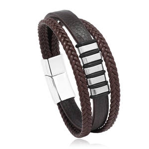 Bracelet multicouche en cuir tressé marron pour homme avec anneaux argentés et fermoir aimanté