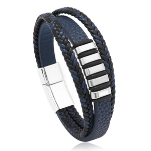 Détail d'un bracelet multicouche en cuir tressé avec fermoir magnétique et perles en métal