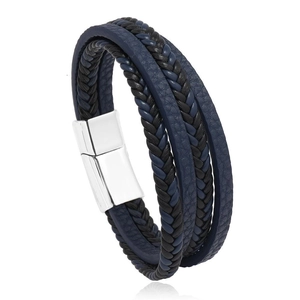 Détail d'un bracelet en cuir tressé multicouche avec fermoir magnétique argenté pour hommes