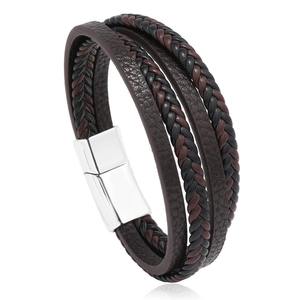 Détail du bracelet multicouche en cuir tressé pour homme avec fermoir magnétique argenté