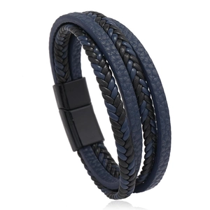 Détail du bracelet multicouche en cuir tressé pour homme avec fermoir magnétique noir