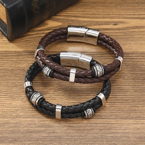Nahaufnahme von zweilagigem Lederarmband mit Magnetverschluss aus Vintage-Legierung