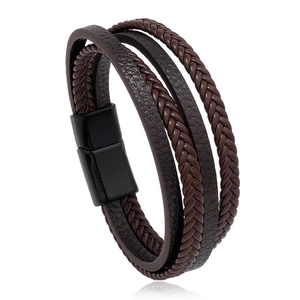 Détail du bracelet multicouche en cuir tressé marron avec fermoir magnétique noir mat