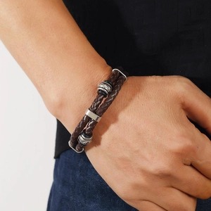 Doppellagiges geflochtenes braunes Lederarmband für Herren mit gravierten Silberperlen