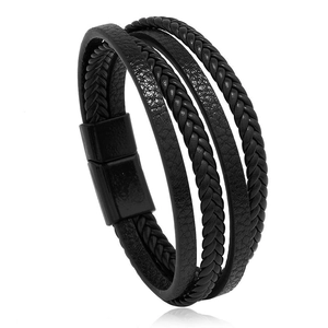 Détail d'un bracelet en cuir noir tressé multicouche avec un fermoir magnétique mat