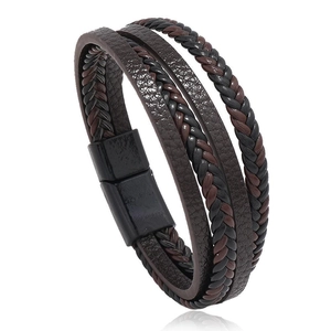 Détail du bracelet multicouche en cuir tressé pour homme avec fermoir magnétique noir