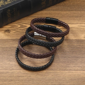 Ensemble de quatre bracelets en cuir tressé faits à la main avec fermoirs magnétiques