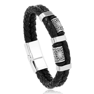 Détail du bracelet tressé en cuir pour homme avec des éléments en métal gravés de soleil