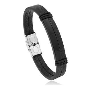 Détail du bracelet en cuir noir double couche avec plaque en métal mat et fermoir en acier
