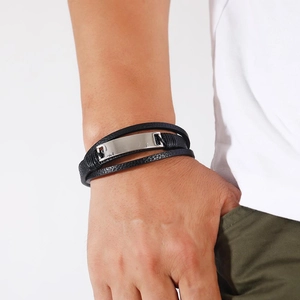Bracelet multicouche pour hommes en cuir noir avec un fermoir en métal poli