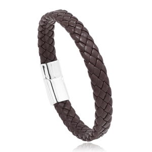 Détail du bracelet en cuir tressé marron avec fermoir magnétique en métal poli