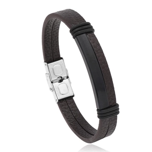 Détail du bracelet en cuir marron avec plaque en métal noir et fermoir en acier inoxydable