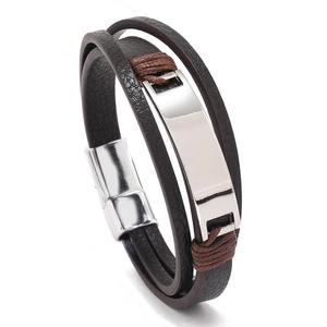 Détail du bracelet multicouche en cuir tressé vintage avec fermoir magnétique poli