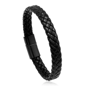 Détail d'un bracelet en cuir tressé noir avec fermoir magnétique en métal mat pour homme