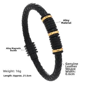 Détail du bracelet en cuir tressé noir avec anneaux en alliage doré et fermoir magnétique