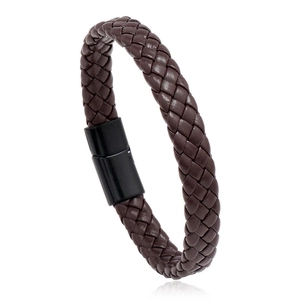 Détail d'un bracelet en cuir tressé marron foncé avec un fermoir magnétique en métal noir