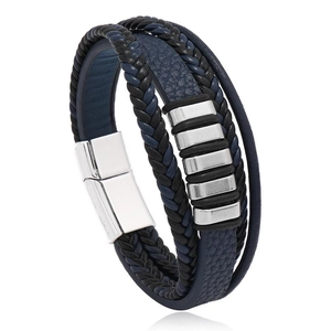 Dettaglio del bracciale multistrato da uomo in pelle con chiusura magnetica argento e intreccio