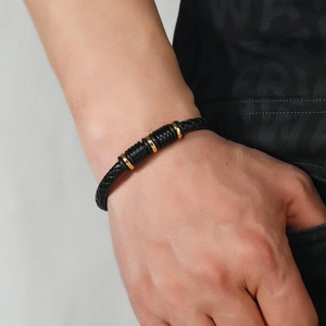 Bracelet tressé minimaliste en cuir noir pour homme avec anneaux dorés et style industriel