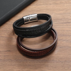 Bracciali multistrato in pelle intrecciata vintage con chiusura magnetica per uomo su legno