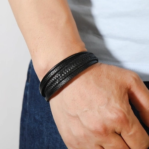 Bracciale multistrato da uomo in pelle nera intrecciata con chiusura magnetica
