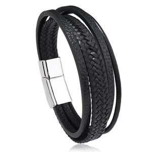 Dettaglio di bracciale multistrato in pelle intrecciata da uomo con chiusura magnetica