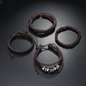 Vue détaillée de bracelets multicouches en cuir tressé avec perles en bois et métal