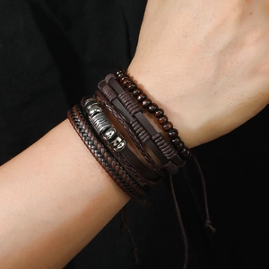 Bracelet multicouche rétro en cuir pour hommes avec perles en bois et breloques en métal