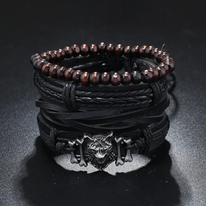 Vue détaillée du charme tête de loup sur bracelets multicouches en cuir et bois