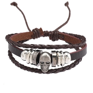 Vue détaillée d'un bracelet multicouche en cuir avec crâne argenté et cordes tressées