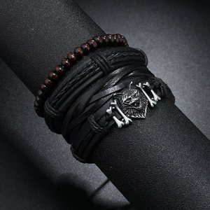 Bracelet multi-rangs en cuir tressé pour homme avec breloques tête de lion et loup en argent