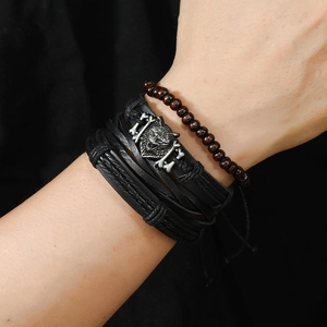 Lot de bracelets pour homme en cuir tressé avec breloques tête de loup et os croisés