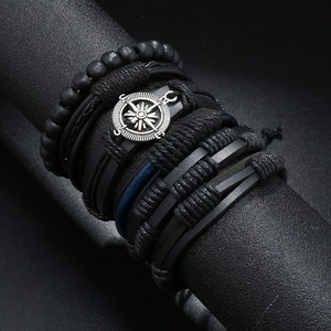 Bracciale multistrato da uomo in pelle nera con bussola vintage e corde intrecciate