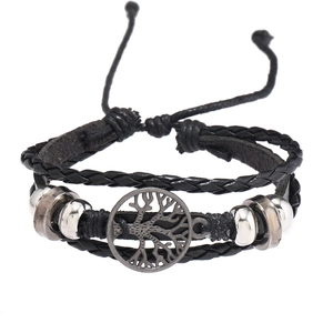 Détail d'un bracelet en cuir multicouche avec pendentif arbre de vie et perles