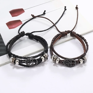 Détail du lot de bracelets en cuir tressé avec breloques Arbre de Vie et cordons réglables